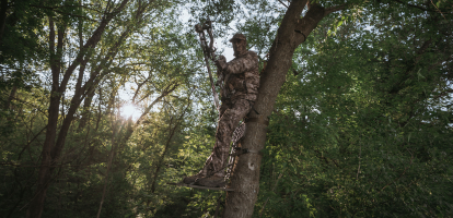 hunter wearing asio gear rapx camo in early season bow hunt - header promo